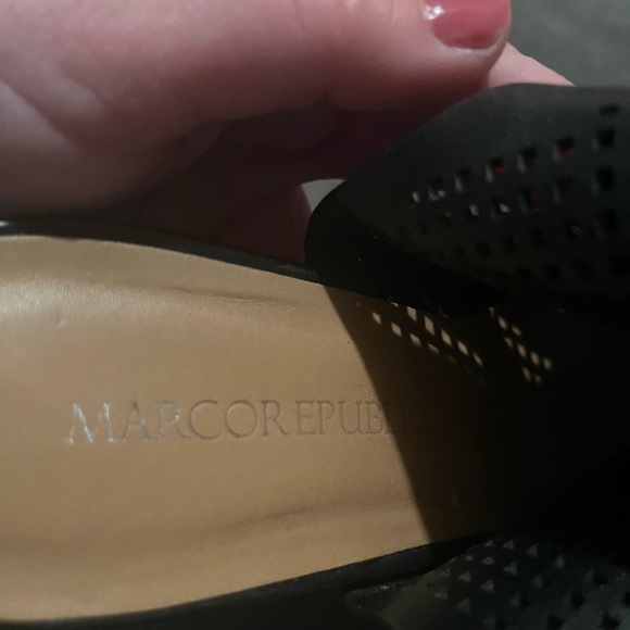 Open toe, strap back heeled booties size 6 - Picture 3 of 3